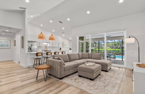 Bee Ridge House | Seasonal Retreat Near Sarasota's Best Attractions !
