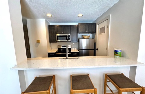 West Dover Condo | Seasons- 2bed, Ski on/off, clubhouse access