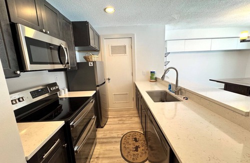 West Dover Condo | Seasons- 2bed, Ski on/off, clubhouse access