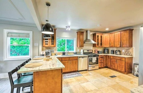 Victory Heights House | Seattle Oasis with a modern touch - Free parking