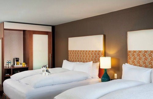 University District Hotel | Seattle Stay w/Welcoming Vibes | Seasonal Outdoor Pool Access, 2 Family Rooms