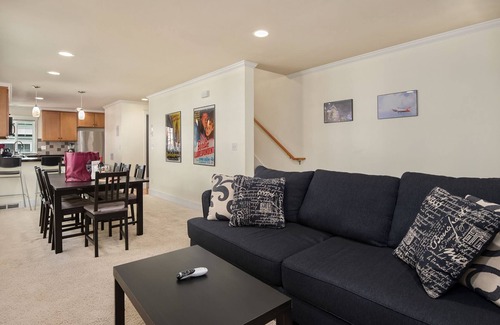 Minor House | Seattle Vacation Home: Berlin Wall - Sparkling Clean in PRIME location! Decks & Upscale Kitchen