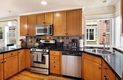 Minor House | Seattle Vacation Home: Berlin Wall - Sparkling Clean in PRIME location! Decks & Upscale Kitchen