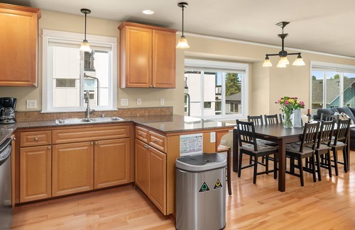 Stevens House | Seattle Vacation Home: Life's A Game - 3 bedrooms each w/dedicated bath