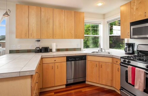 Mann House | Seattle Vacation Home: The Library - 4 bedroom house, great location, sleeps 12