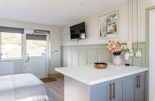 Brighton Apartment | Seaview 1 bed open condo - free parking