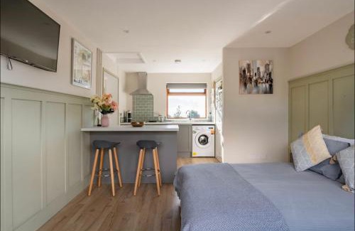 Brighton Apartment | Seaview 1 bed open condo - free parking