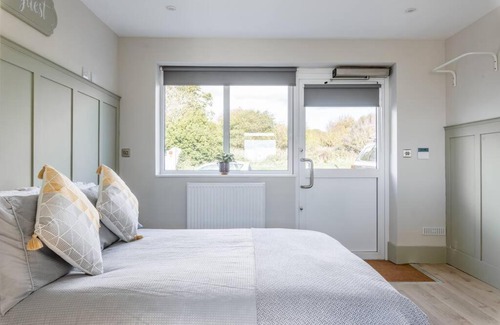 Brighton Apartment | Seaview 1 bed open condo - free parking