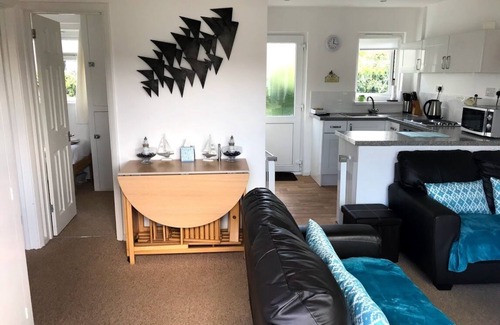 Seaview House | Seaview Beach Retreat - Bungalow 50 Yards From The Beach.