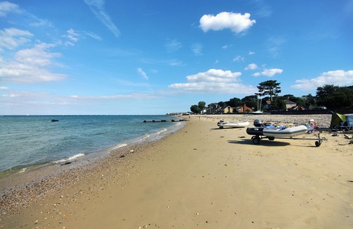 Seaview House | Seaview Beach Retreat - Bungalow 50 Yards From The Beach.