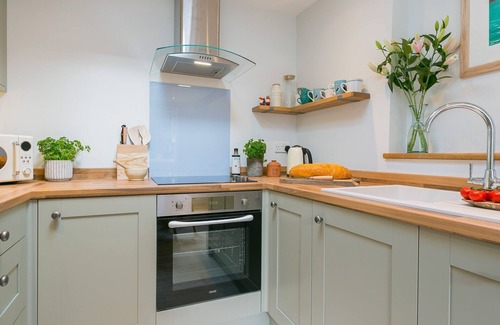 Rhosneigr Cottage | Seaview Cottage - an on the beach that sleeps 4 guests in 2 bedrooms