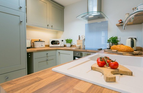 Rhosneigr Cottage | Seaview Cottage - an on the beach that sleeps 4 guests in 2 bedrooms
