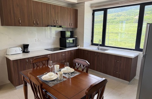 Challengers Hotel | Seaview Garden -Caribbean Light Vila