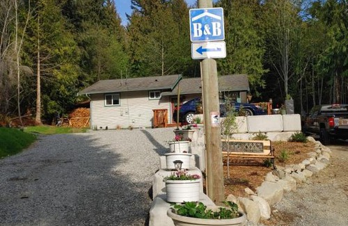 West Sechelt House | SeaView Getaway Luxury Cottage Rental, minutes from Wakefield Beach or downtown Sechelt