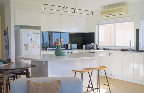Frankston House | Seaview Sanctuary at the Beach- Watch city skyline and beach from everyroom