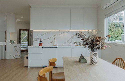 Frankston House | Seaview Sanctuary at the Beach- Watch city skyline and beach from everyroom