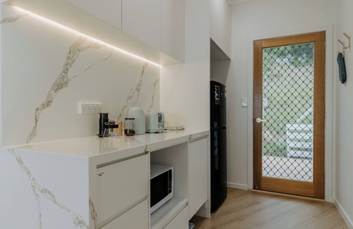 Frankston House | Seaview Sanctuary at the Beach- Watch city skyline and beach from everyroom