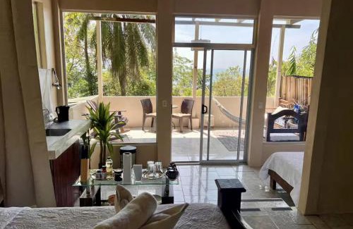 Manuel Antonio Bed & Breakfast | Seaview studio's, free breakfast & park tour