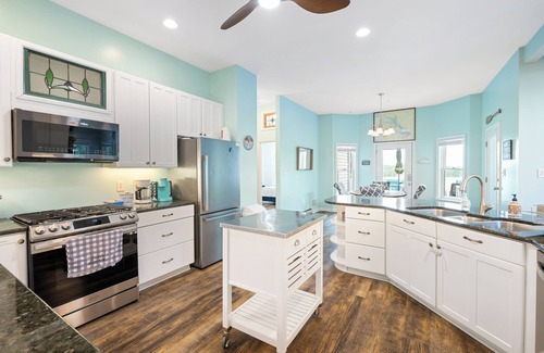Louisa Resort | Secluded 3 Acre 5 BR Resort w/Private Heated Salt-Water Pool, Hot tub, Boat Dock