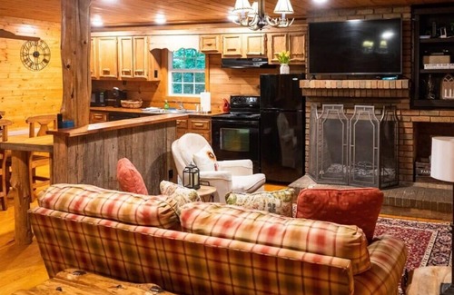 Smithville Cabin | Secluded 3BR 1BA Cabin for Cozy Living