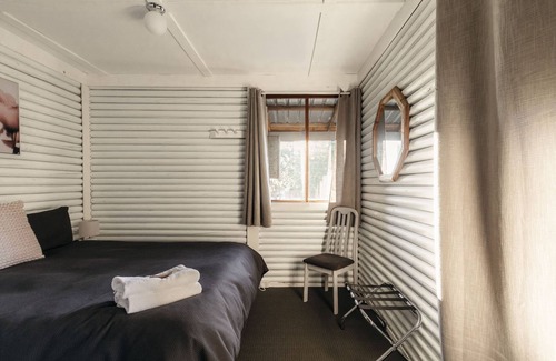 Pokolbin Hotel | Secluded 3BR Cabin in Palmers Lane Estate with Pool, Tennis, walk to Cellardoors