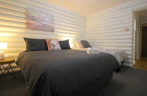 Pokolbin Hotel | Secluded 3BR Cabin in Palmers Lane Estate with Pool, Tennis, walk to Cellardoors