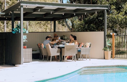 Pokolbin Hotel | Secluded 3BR Cabin in Palmers Lane Estate with Pool, Tennis, walk to Cellardoors