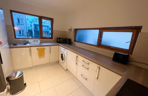 The Liberties Apartment | Secluded and spacious, 2-bedroom apartment in Dublin city center with WiFi, AC