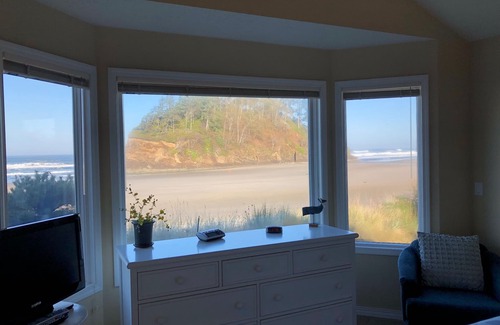 Neskowin House | Secluded and updated beach front home with Spectacular Views