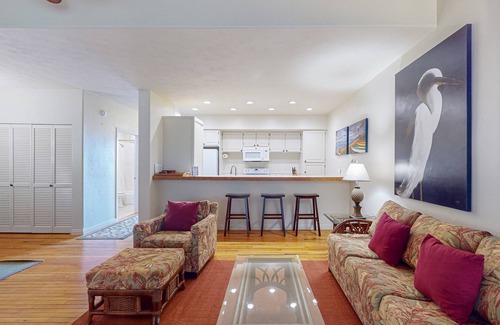 Maunaloa Condo | Secluded & Breezy Condo near the Ocean w/Free WiFi, Shared Outdoor Pool & Grills