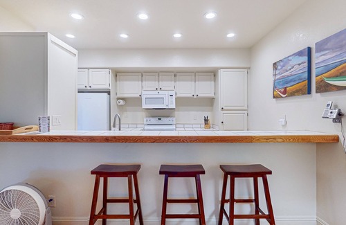 Maunaloa Condo | Secluded & Breezy Condo near the Ocean w/Free WiFi, Shared Outdoor Pool & Grills