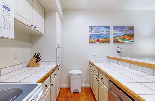 Maunaloa Condo | Secluded & Breezy Condo near the Ocean w/Free WiFi, Shared Outdoor Pool & Grills