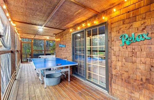 Fennville House | Secluded cabin on 10 acres - hot tub & game room!