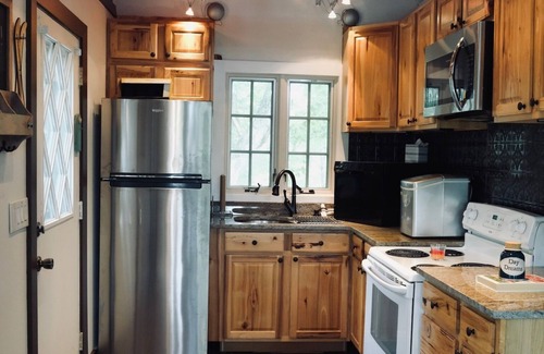 East Stroudsburg Cabin | Secluded Cabin Getaway I Hot tub, Firepit, Kayaks and more!