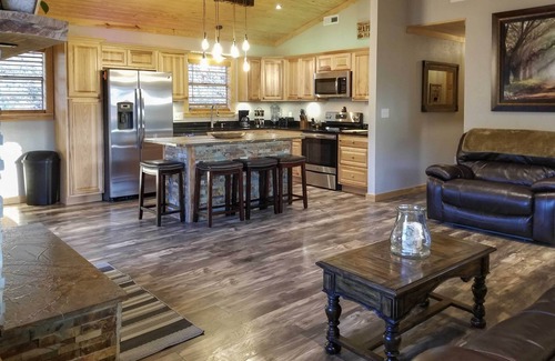 Pigeon Forge Cabin | Secluded Cabin w/Hot Tub, 3 Mi to Pigeon Forge!