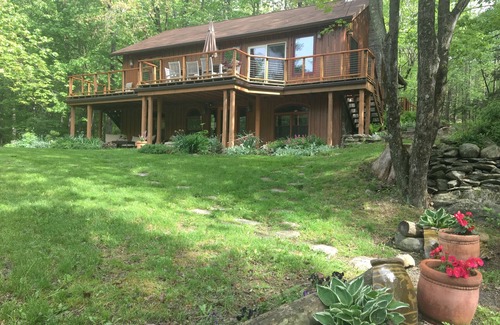 Bearsville Cabin | Secluded Cabin with Hot Tub - 5 Miles to Woodstock