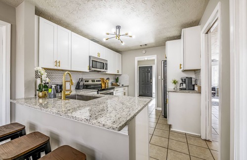 Gainesville House | Secluded, cheerful, no steps, Road Atlanta!
