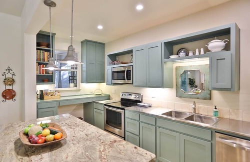 Kerrville House | Secluded cottage close to town with firepit