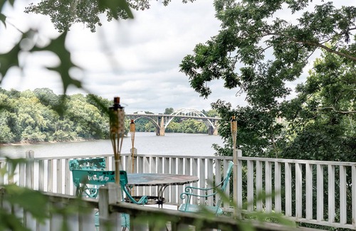 Selma House | Secluded downtown cozy cabin feel w/waterfront view of the Edmund Pettus Bridge