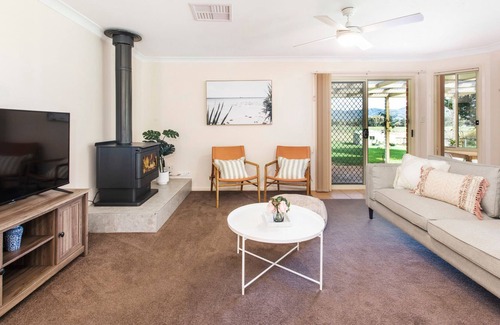 Central Mudgee House | Secluded Home with BBQ, Idyllic Views Over Mudgee