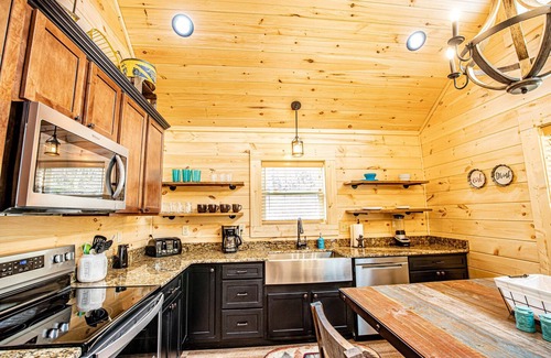 Bryson City House | Secluded in woods-1 mile from Smoky Mtn Nat'l Park & Great Smoky Mtn Railway