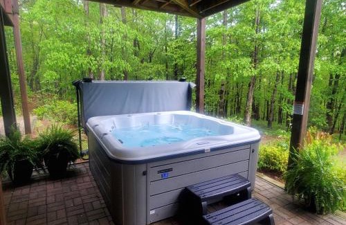 Helen House | Secluded Mountain Lodge w King Beds Game Room Hot Tub Firepit 2 miles to Helen,GA