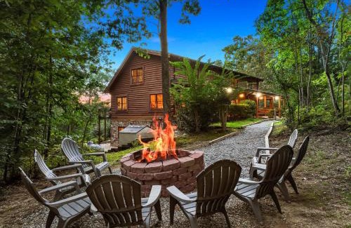 Helen House | Secluded Mountain Lodge w King Beds Game Room Hot Tub Firepit 2 miles to Helen,GA