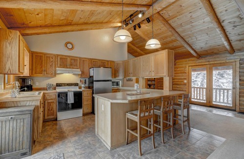 Bozeman House | Secluded Mountain Retreat with Stunning Views