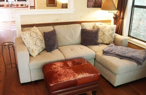 Brenham Cabin | Secluded Romantic Oasis Cabin with Private Hot Tub at Scenic Hill Retreat