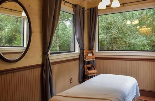 Brenham Cabin | Secluded Romantic Oasis Cabin with Private Hot Tub at Scenic Hill Retreat