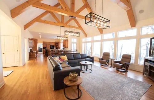 Blaine House | Secluded Spa-cious Retreat -Beds for 8. Plus 3 foldaways extra