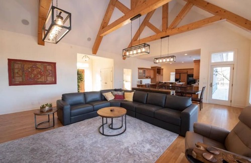 Blaine House | Secluded Spa-cious Retreat -Beds for 8. Plus 3 foldaways extra