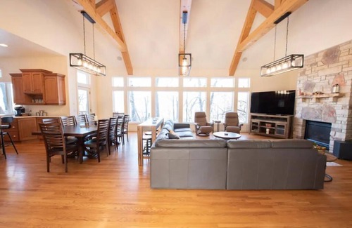 Blaine House | Secluded Spa-cious Retreat -Beds for 8. Plus 3 foldaways extra