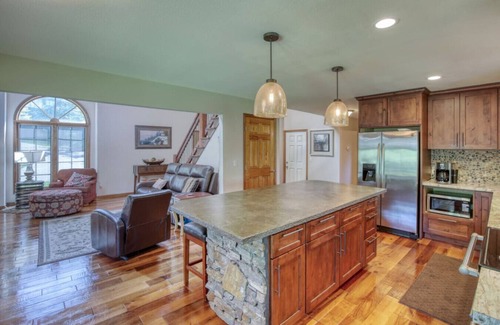 Deadwood Cabin | Secluded & Spacious Cabin W/a Spa and Garage